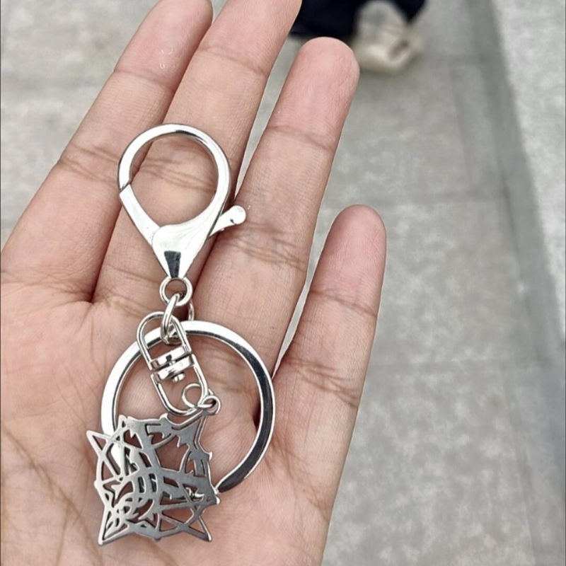 سيد الألغاز كذبة الشعار المقدس - مراجعة Anime Merchandise Keychains وسعره