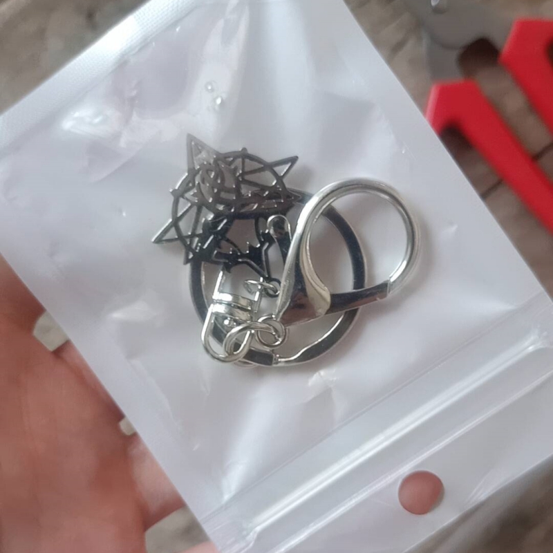 سيد الألغاز كذبة الشعار المقدس - مراجعة Anime Merchandise Keychains وسعره